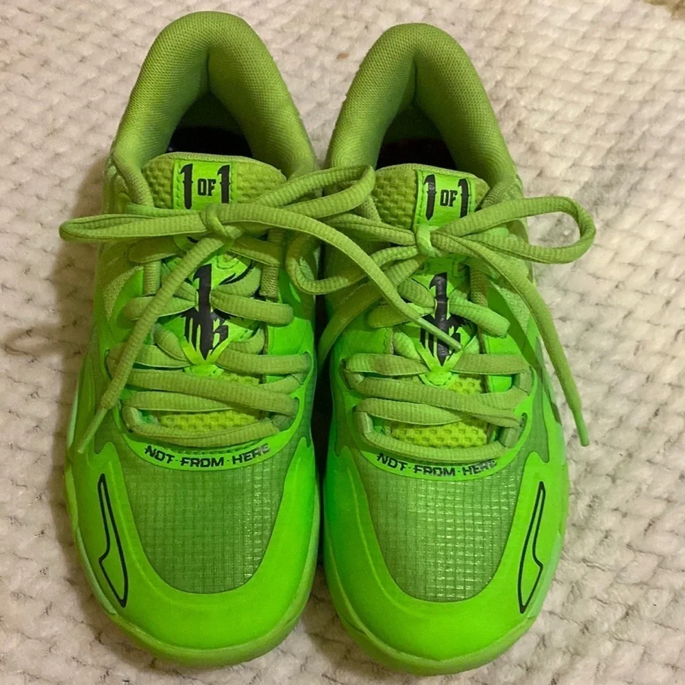 PUMA x LAMELO BALL MB.01 Lo Big Kids' Basketball Shoes size 4